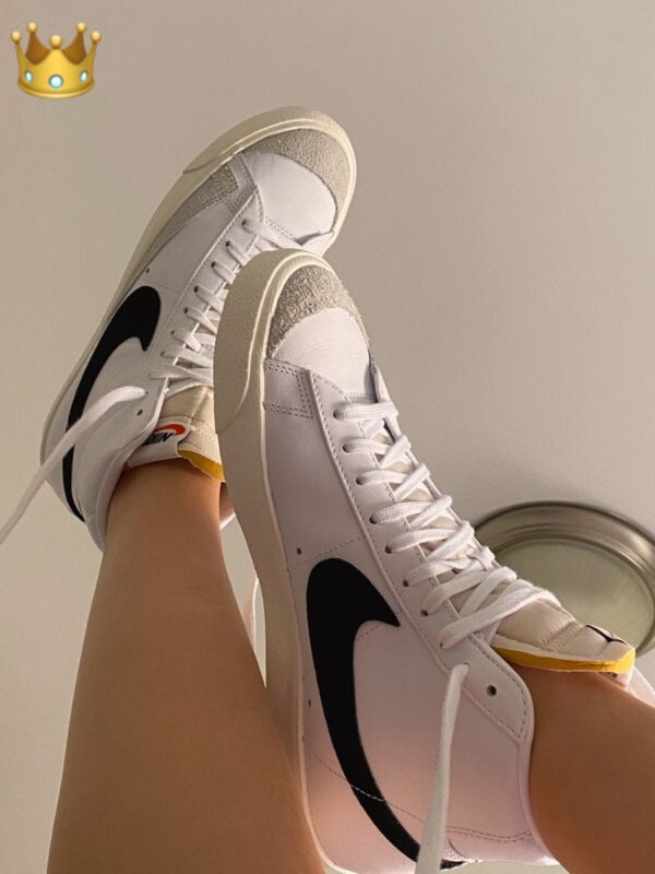 "Nike Blazer 77 Girls sneakers in classic white leather with a retro swoosh design, perfect for young women looking for stylish and comfortable casual footwear."