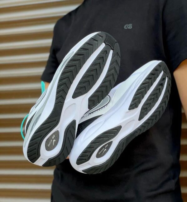 Back view of Nike Air Max Zoom Winflow V2 showcasing the heel support.