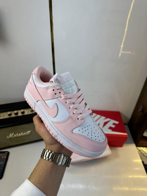 Front view of Nike SB Dunk Girls sneaker