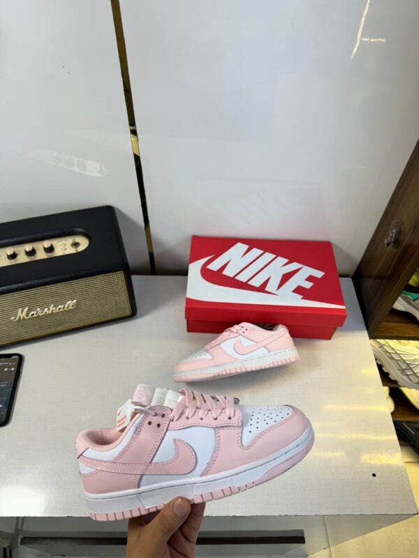 Front view of Nike SB Dunk Girls sneaker