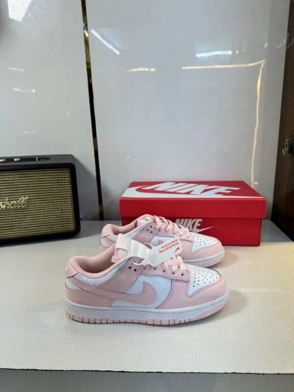 Front view of Nike SB Dunk Girls sneaker