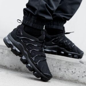 "Front view of Nike Air Vapormax Plus All Black showcasing the sleek design and Vapormax cushioning"