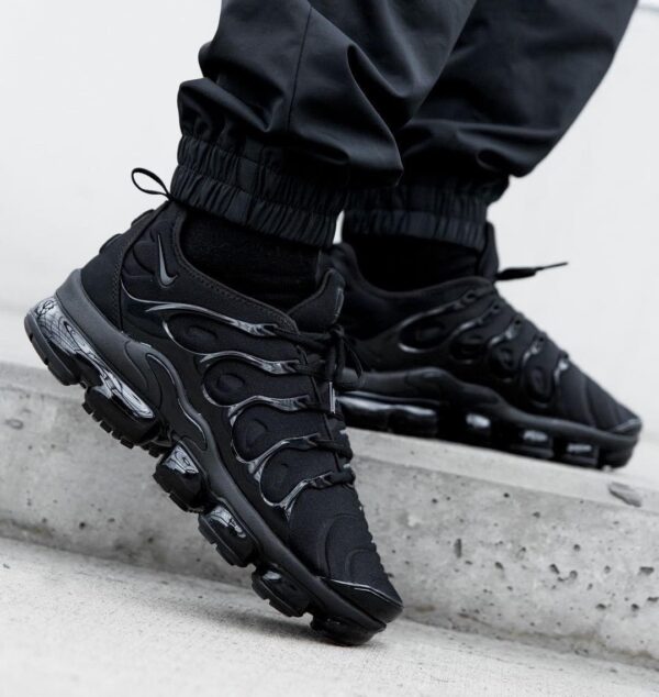 "Front view of Nike Air Vapormax Plus All Black showcasing the sleek design and Vapormax cushioning"