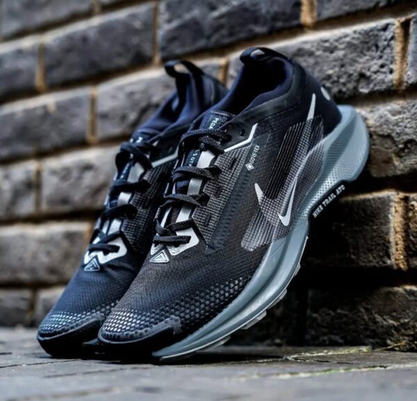nike-pegasus-trail-5-black-wolf-grey-top-view.jpg